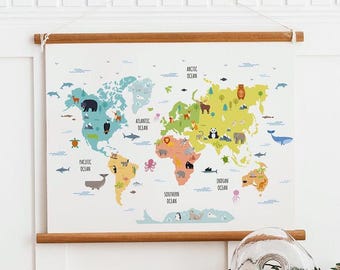 Peut inclure: Une carte du monde colorée avec des illustrations d'animaux et d'océans. La carte comprend les noms des océans : océan Arctique, océan Atlantique, océan Pacifique, océan Indien et océan Austral.