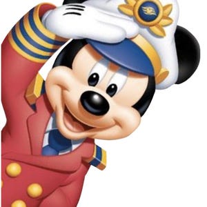 Puede incluir: Personaje de Mickey Mouse con uniforme de capitán rojo con botones dorados y una gorra blanca con visera azul y un emblema dorado. El personaje tiene una mano levantada hacia la frente en gesto de saludo y el número 1 es visible.