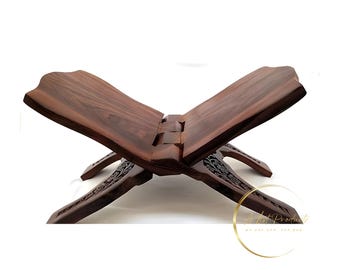 Suporte para livros artesanal em madeira de acácia com desenho gravado.