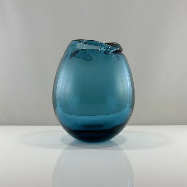 Elegant blue organically shaped vase, Mona Morales-Schildt for Kosta Boda