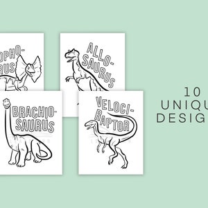 Pu&ograve; includere: Quattro pagine da colorare stampabili in bianco e nero con diversi dinosauri. Ogni pagina include il nome del dinosauro: Dilophosaurus, Allosaurus, Brachiosaurus e Velociraptor. Il testo "10 UNIQUE DESIGNS" &egrave; in fondo all'immagine.