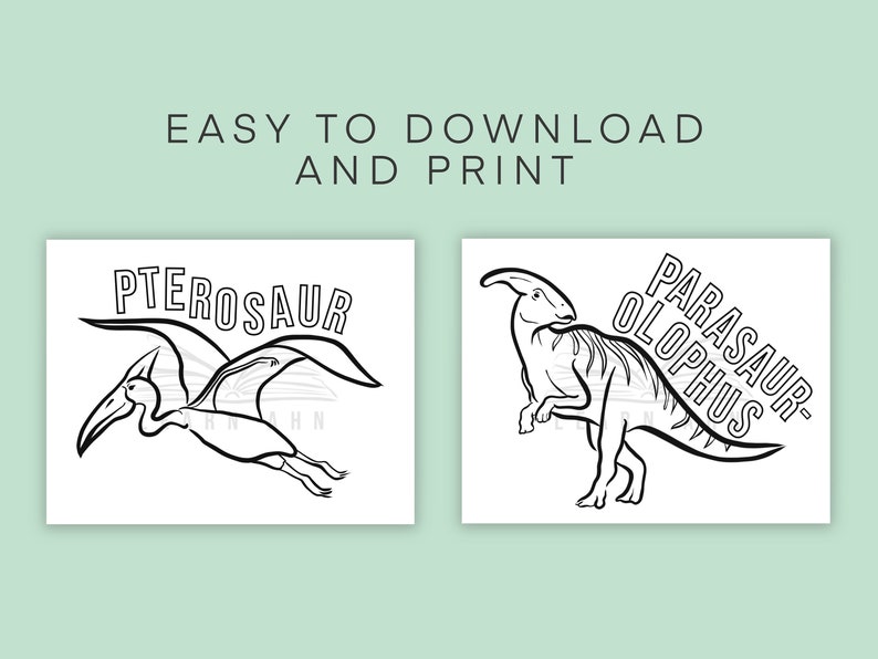 Pu&ograve; includere: Due disegni in bianco e nero di dinosauri. Il primo &egrave; un Pterosaurs con la parola "Pterosaur" sopra. Il secondo &egrave; un Parasaurolophus con la parola "Parasaurolophus" scritta verticalmente sopra.