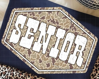 Senior 2026 Camo PNG, Sublimazione mimetica militare per studenti senior, Design di laurea universitaria in difficoltà, Download digitale della classe del 2026