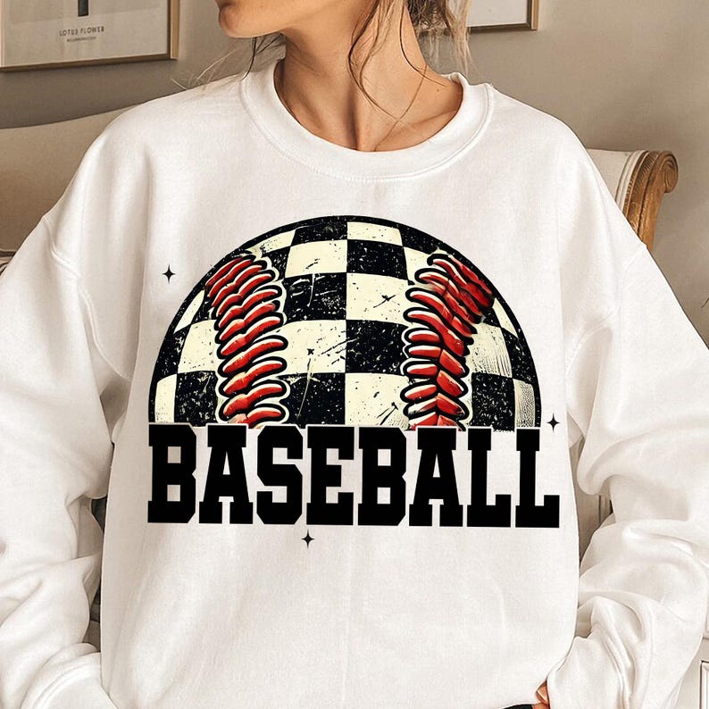 Pu&ograve; includere: Felpa bianca con una grafica di baseball a scacchi bianchi e neri e la parola "BASEBALL" in lettere nere.