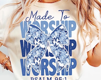Könnte beinhalten: Ein weißes T-Shirt mit einer blauen Blumen Schleife und dem Text "Made To Worship Worship Psalm 95:1".