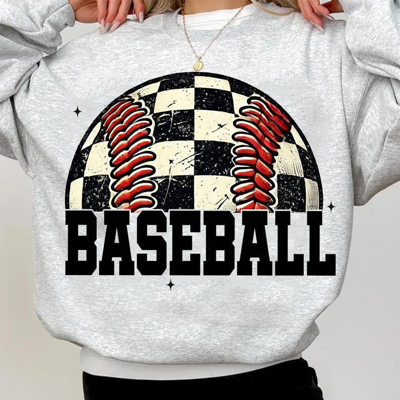 Pu&ograve; includere: Una felpa grigia con una grafica di baseball a scacchi bianchi e neri e la parola "BASEBALL" stampata in nero.