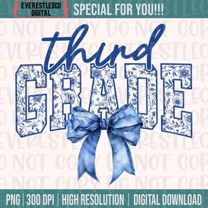 Puede incluir: Diseño digital con las palabras "third grade" en escritura azul y letras mayúsculas. Las letras mayúsculas tienen un estampado floral. Un lazo azul está en la parte inferior del texto. El diseño está sobre un fondo blanco.