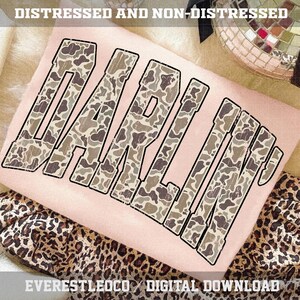 K&ouml;nnte beinhalten: Ein hellrosa Sweatshirt mit dem Wort "DARLIN" in einem Camouflagemuster, schwarz umrandet. Das Bild enth&auml;lt auch den Text "DISTRESSED AND NON-DISTRESSED" und "EVERESTLEOCO / DIGITAL DOWNLOAD".