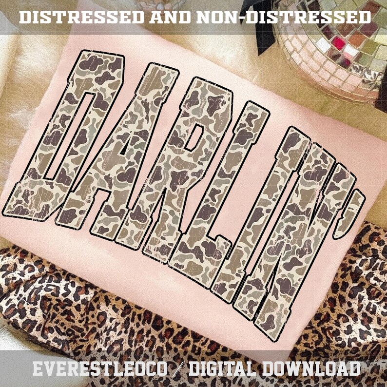 K&ouml;nnte beinhalten: Ein hellrosa Sweatshirt mit dem Wort "DARLIN" in einem Camouflagemuster, schwarz umrandet. Das Bild enth&auml;lt auch den Text "DISTRESSED AND NON-DISTRESSED" und "EVERESTLEOCO / DIGITAL DOWNLOAD".