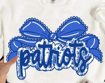 May include: White sweatshirt featuring a blue bow and the word "patriots" in a blue floral pattern. The bow has a scalloped edge. The sweatshirt is on a black and white checkered surface.