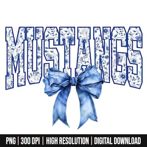 Puede incluir: Dise&ntilde;o floral azul y blanco con la palabra "Mustangs" en una fuente azul negrita. Un lazo azul est&aacute; centrado debajo de la palabra.