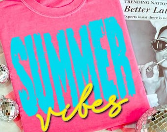 夏の雰囲気、ディストレスト・バーシティPng、サマーシャツPng、トレンディなサマーPng、ホットピンクPng、ネオンサマーPng、美的Png、サマータイムPng、ディストレスト
