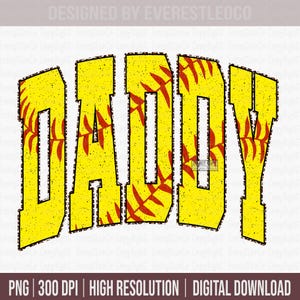 Op de afbeelding: Een digitale afbeelding met het woord "DADDY" in grote, gele blokletters. De letters hebben een getextureerde, gespikkelde uitstraling en zijn zwart omlijnd. Rode stikseldetails zijn zichtbaar in de letters, die op een softbal lijken.