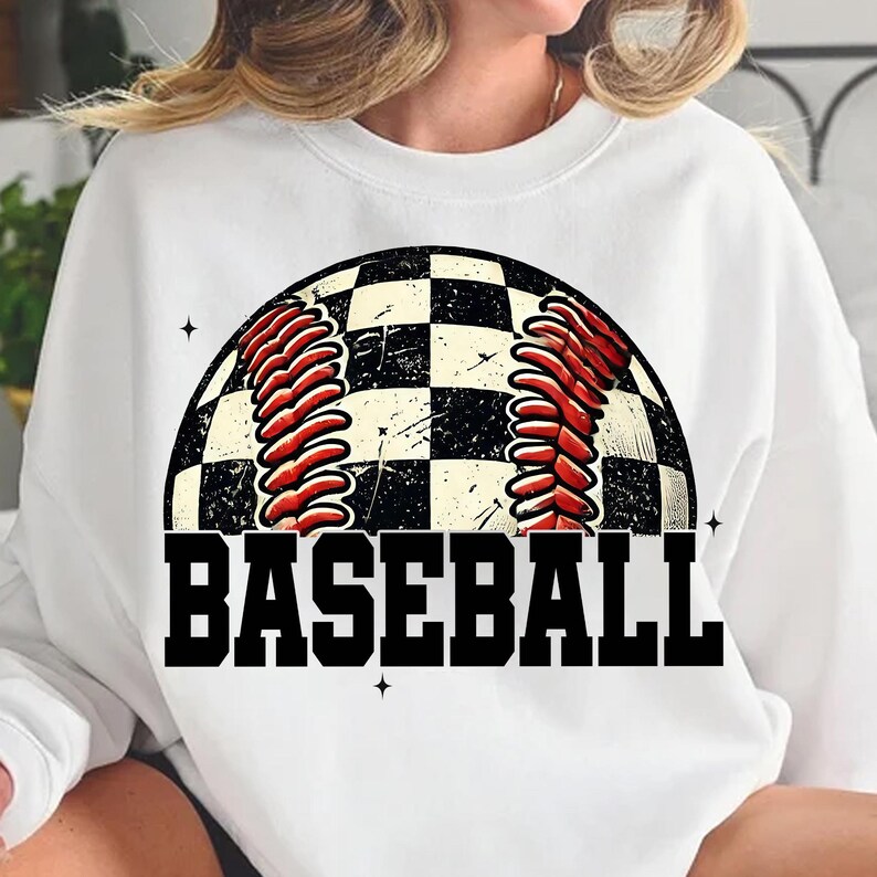 Pu&ograve; includere: Felpa bianca con una grafica di baseball a scacchi bianco e nero e la parola "BASEBALL" in lettere nere.
