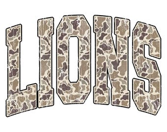 Mascotte mimetica retrò dei Lions in formato PNG, design vintage in difficoltà, stampa a sublimazione della maglietta della squadra per il giorno della partita, mascotte sportiva scolastica in formato PNG stampabile