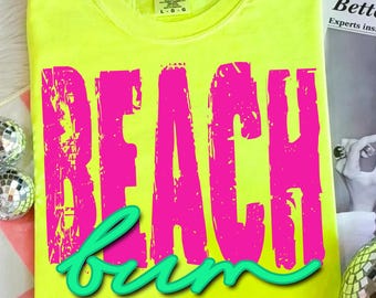Beach Bum Summer Distressed Varsity Png, Letnia koszula Png Trendy Summer Png neonowy różowy Letnia zieleń Png Estetyczny Png Summertime Distressed