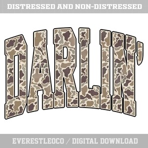 K&ouml;nnte beinhalten: Digitalgrafik mit dem Wort "DARLIN'" in einem Tarnmuster. Der Text ist schwarz umrandet und vor einem wei&szlig;en Hintergrund platziert. Oben im Bild steht "DISTRESSED AND NON-DISTRESSED". Unten im Bild steht "EVERESTLEOCO / DIGITAL DOWNLOAD".