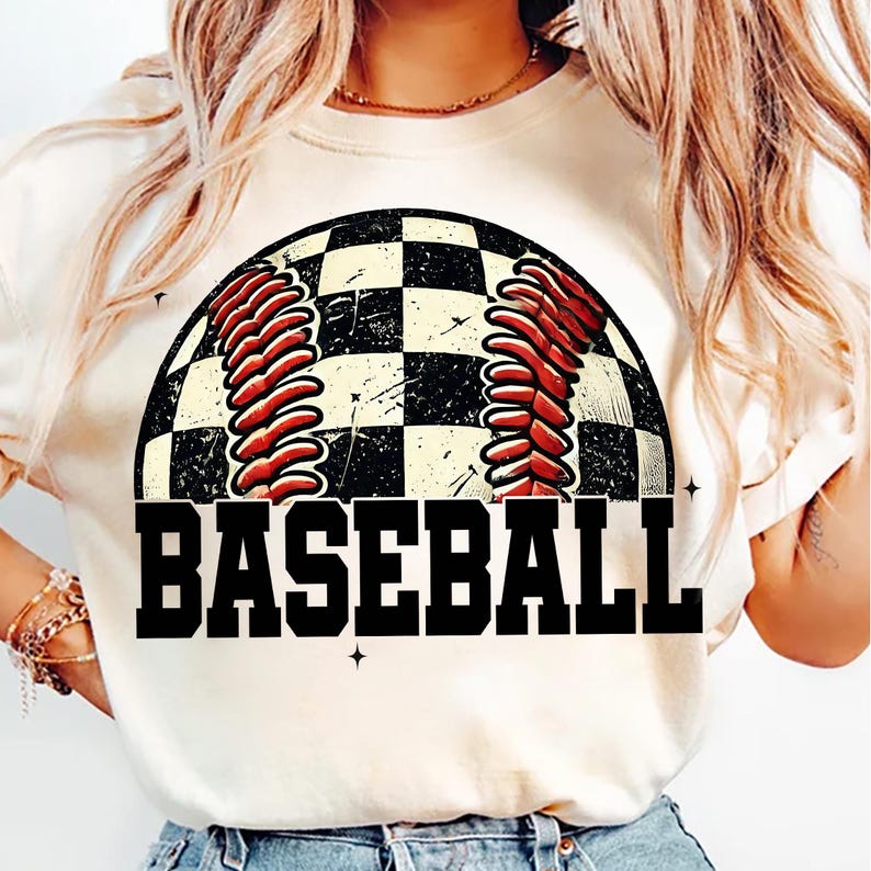 Pu&ograve; includere: Maglietta bianca con un grafico di baseball a scacchi bianco e nero e la parola "BASEBALL" in testo nero.