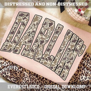 K&ouml;nnte beinhalten: Ein hellrosa digitaler Download mit dem Wort "DARLIN" in einem Tarnmuster und schwarzer Umrandung. Der Text "DISTRESSED AND NON-DISTRESSED" steht oben und "EVERESTLEOCO / DIGITAL DOWNLOAD" unten. Das Design befindet sich auf einem rosa Hintergrund.