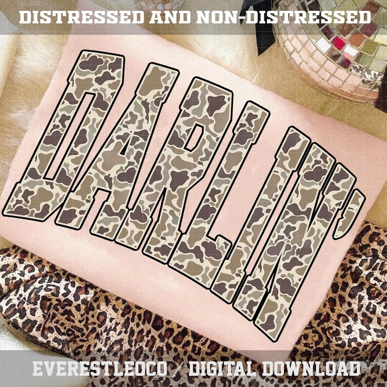 K&ouml;nnte beinhalten: Ein hellrosa digitaler Download mit dem Wort "DARLIN" in einem Tarnmuster und schwarzer Umrandung. Der Text "DISTRESSED AND NON-DISTRESSED" steht oben und "EVERESTLEOCO / DIGITAL DOWNLOAD" unten. Das Design befindet sich auf einem rosa Hintergrund.