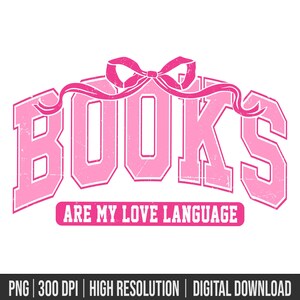 Pu&ograve; includere: Grafica rosa con la parola "LIBRI" in un carattere in grassetto in stile vintage. Un nastro rosa con un fiocco &egrave; sopra la parola. Il testo "SONO IL MIO LINGUAGGIO D'AMORE" &egrave; sotto la parola "LIBRI".