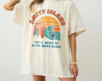 映画『ジョーズ』アミティ島ビーチTシャツ – カルト映画ファン必見の夏のホラーお土産Tシャツ