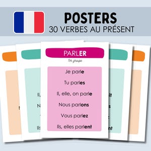 Peut inclure: Plusieurs affiches éducatives avec le drapeau français en haut à gauche. Les affiches présentent des verbes français au présent, avec le mot « PARLER » sur l'affiche centrale. Les affiches ont des accents colorés.