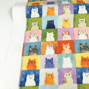 Könnte beinhalten: Ein Stoff mit einem sich wiederholenden Gittermuster aus einzelnen quadratischen Blöcken, die jeweils eine gemalte Katzenillustration enthalten. Die Katzen sind in verschiedenen Farben wie Weiß, Orange, Grau, Blau und Schwarz auf einfarbigem Grund.