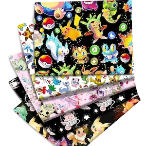 Könnte beinhalten: Ein Stapel bunter Stoffe mit verschiedenen Zeichentrickfiguren auf schwarzem Hintergrund. Die Stoffdesigns umfassen Bilder von Pikachu, Evoli und anderen beliebten Charakteren. Der Stoff hat eine Vielzahl von Farben, darunter Gelb, Blau, Rosa und Grün.