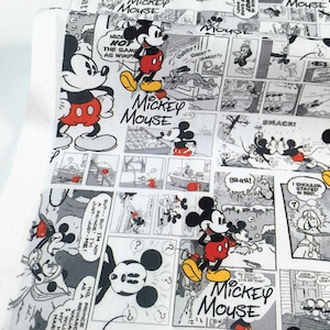 Peut inclure: Tissu avec un motif de bande dessinée de Mickey Mouse en noir et blanc. Mickey Mouse est représenté dans diverses poses, portant son short rouge, ses chaussures jaunes et ses gants blancs. Les mots "Mickey Mouse" sont bien visibles.