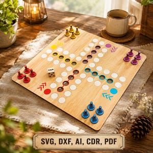 Op de afbeelding: Een vierkant houten bordspel met een raster van ronde gaten, vier sets gekleurde speelstukken in rood, geel, blauw en paars, en een zeszijdige dobbelsteen. Het bord bevat richtingpijlen en de tekst SVG, DXF, AI, CDR, PDF.