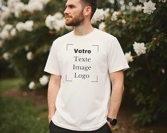 Może przedstawiać: Biała koszulka z czarnym tekstem, który mówi "Votre Texte Image Logo" w ramce.