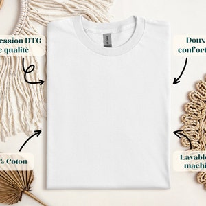 K&ouml;nnte beinhalten: Wei&szlig;es T-Shirt mit dem Text "Doux et confortable" und "Lavable en machine" auf der rechten Seite, dem Text "Impression DTG de qualit&eacute;" auf der linken Seite und dem Text "100% Coton" unten links.