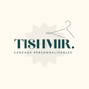 K&ouml;nnte beinhalten: Ein blaugr&uuml;nes Logo mit dem Text "TISHMIR. CADEAUX PERSONNALISABLES" und einem stilisierten Bild eines Kleiderb&uuml;gels.