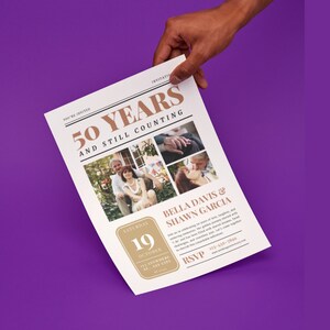 以下が含まれることがあります： 50周年記念パーティーの新聞スタイルの招待状。招待状には、カップルの写真のコラージュと「50年経ってもまだカウント中」というテキストが掲載されています。パーティーの日時は10月19日です。招待状はベラ・デイビスとショーン・ガルシア宛てです。