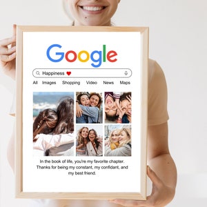 Könnte beinhalten: Ein gerahmter Druck mit einer Google-Suchleiste, die "Happiness" mit einem roten Herz-Emoji anzeigt. Die Suchergebnisse zeigen eine Collage von Fotos von Freunden. Der Text unter den Fotos lautet "Im Buch des Lebens bist du mein Lieblingskapitel. Danke, dass du mein ständiger Begleiter, mein Vertrauter und mein bester Freund bist."