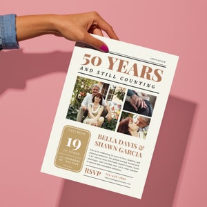 以下が含まれることがあります： 50周年記念のお祝いのための新聞スタイルの招待状。招待状には、カップルの写真のコラージュと「50年経ってもまだカウント中」というテキストが掲載されています。イベントの日時は10月19日土曜日です。招待状には、ベラ・デイビスとショーン・ガルシアというカップルの名前と、RSVP番号も記載されています。