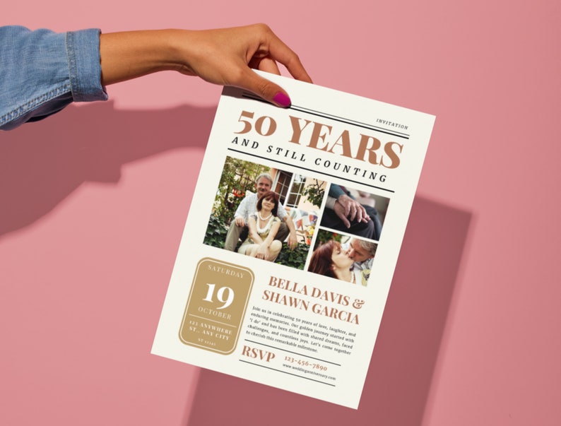 以下が含まれることがあります： 50周年記念のお祝いのための新聞スタイルの招待状。招待状には、カップルの写真のコラージュと「50年経ってもまだカウント中」というテキストが掲載されています。イベントの日時は10月19日土曜日です。招待状には、ベラ・デイビスとショーン・ガルシアというカップルの名前と、RSVP番号も記載されています。