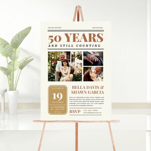 以下が含まれることがあります： 50周年記念のお祝いのための新聞スタイルの招待状。招待状には、カップルの写真のコラージュ、"50年経ってもまだ続いています"というテキスト、そして"10月19日土曜日"という日付が記載されています。