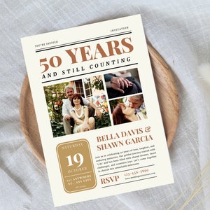 以下が含まれることがあります： 50周年記念のお祝いのための新聞スタイルの招待状。招待状には、カップルの写真のコラージュと「50年経ってもまだ続いています」というテキストが掲載されています。招待状は、ベラ・デイビスとショーン・ガルシアのために、10月19日土曜日です。