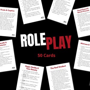 Op de afbeelding: Een set van 50 rollenspelkaarten met verschillende scenario's erop gedrukt. De kaarten zijn wit met rode tekst en een rode rand. De kaarten zijn in een cirkel rond het woord "ROLEPLAY" in rode letters gerangschikt. De tekst op de kaarten omvat scenario's zoals "Piraat & Gevangene", "Assepoester & Jager", "Koninklijke Garde & Geheime Prinses", "Minnares & Dienstmeid", "Suikerpapa & Tiener Schoonheid", "De Slechte Student".