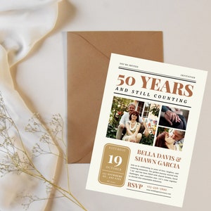 以下が含まれることがあります： 50周年記念のお祝いのための新聞スタイルの招待状。招待状には、カップルと「50年経ってもまだ数えています」というテキストのフォトコラージュが掲載されています。イベントの日時は10月19日土曜日です。招待状はベラ・デイビスとショーン・ガルシア宛てです。
