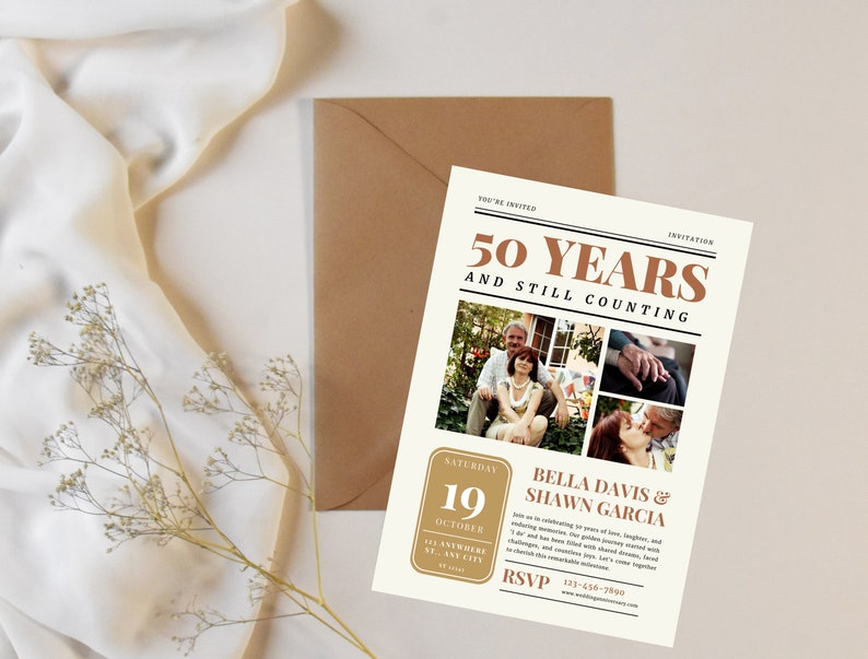 以下が含まれることがあります： 50周年記念のお祝いのための新聞スタイルの招待状。招待状には、カップルと「50年経ってもまだ数えています」というテキストのフォトコラージュが掲載されています。イベントの日時は10月19日土曜日です。招待状はベラ・デイビスとショーン・ガルシア宛てです。