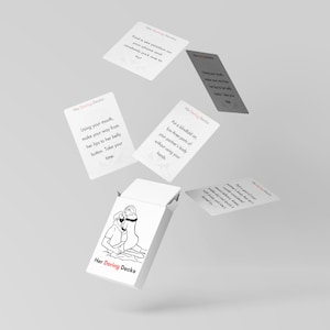 Op de afbeelding: Een set kaarten met zwart-wit illustraties en tekst. De kaarten maken deel uit van een spel genaamd "Her Daring Decks".