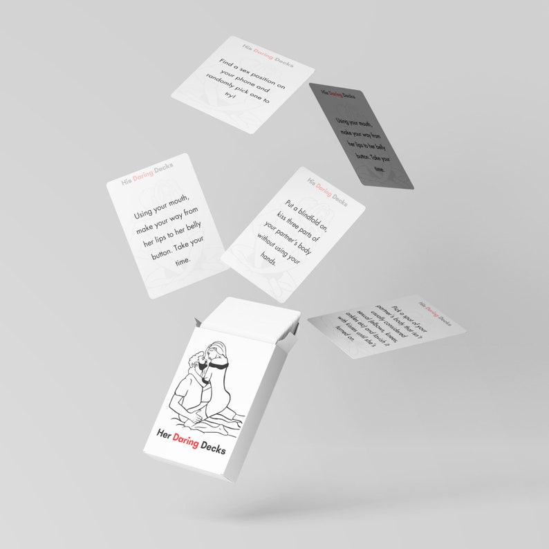 Op de afbeelding: Een set kaarten met zwart-wit illustraties en tekst. De kaarten maken deel uit van een spel genaamd "Her Daring Decks".
