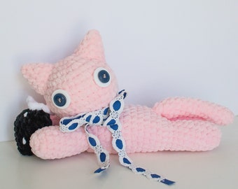 Baby roze knoppen de Misfit Cat gehaakte Plushie Amigurumi knuffeldier