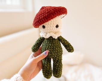 Peluche de amigurumi de duende de champiñón hecho a medida