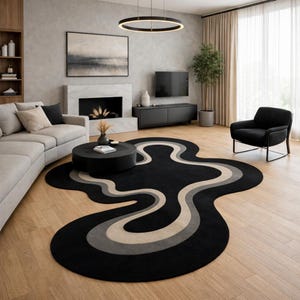 Könnte beinhalten: Ein moderner schwarzer Teppich mit abstraktem Design. Der Teppich hat ein wellenförmiges Muster in Grau- und Beigetönen, das einen auffälligen Kontrast zum schwarzen Hintergrund bildet. Er liegt auf einem hellen Holzboden.