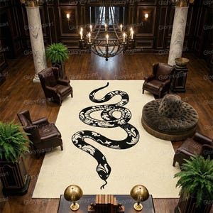Puede incluir: Una gran alfombra ornamentada con un diseño de serpiente en blanco y negro domina una habitación con paneles y suelos de madera oscura. La habitación incluye sillones de cuero, plantas en macetas y una gran lámpara de araña, creando un ambiente lujoso.