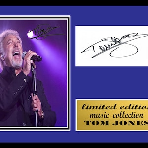Tom Jones firmó el montaje enmarcado